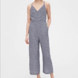 Woman’s Gap romper with adjustable tie back, pockets and side zipper. NWOT